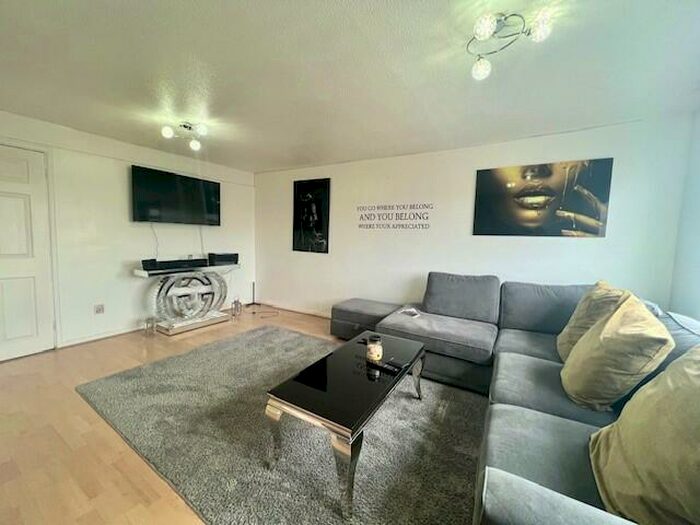 2 Bedroom Flat To Rent In Gerard Gardens, Rainham, RM13