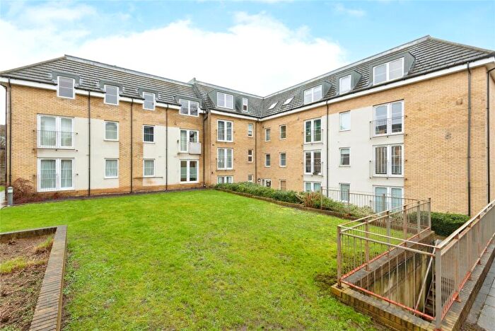 2 Bedroom Flat For Sale In Grove Road, Hitchin, Hertfordshire, SG4