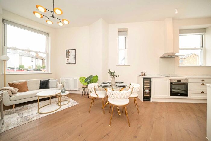 2 Bedroom Flat For Sale In Park Road, Hampton Wick, KT1