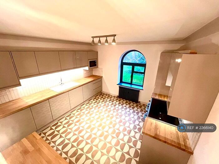 3 Bedroom Flat To Rent In Furze Hill, Hove, BN3