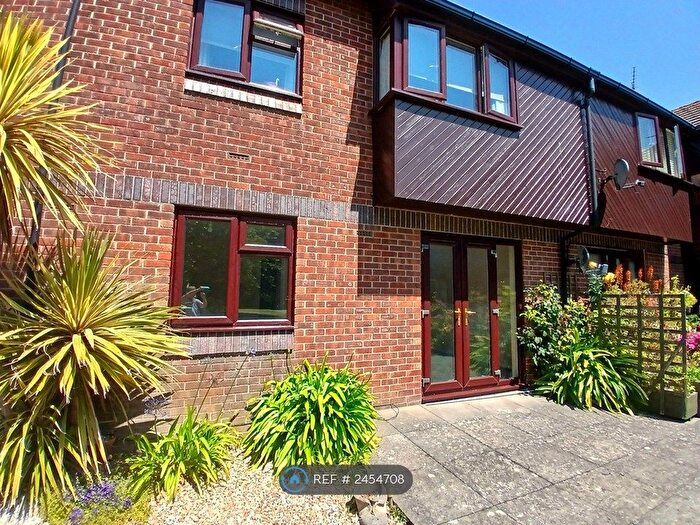 2 Bedroom Flat To Rent In Sea Front, Hayling Island, PO11