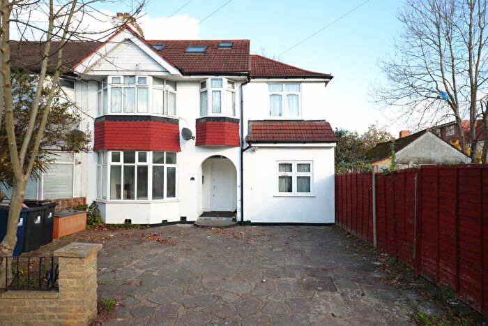 4 Bedroom Flat To Rent In Eskdale Avenue, Northolt, UB5