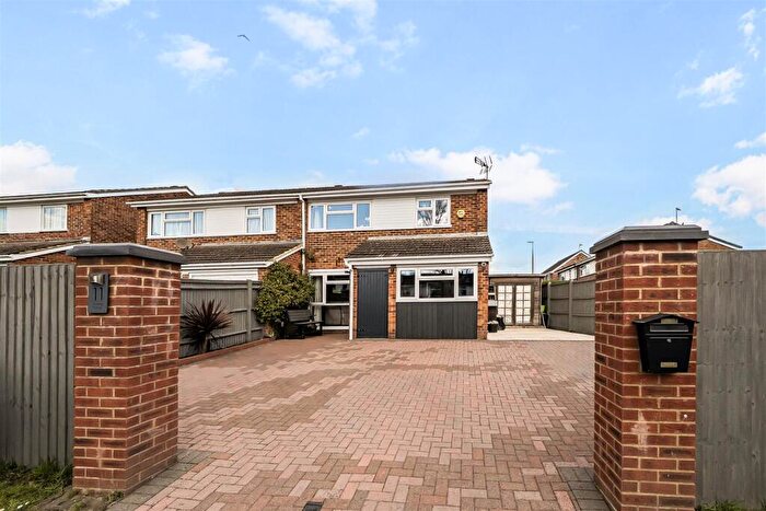 3 Bedroom House For Sale In Stirling Close, Caversham, Reading, RG4