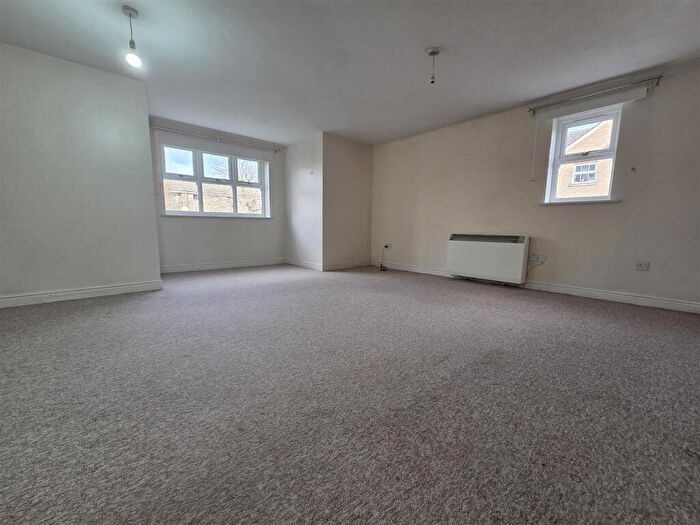 2 Bedroom Flat To Rent In Harper Close, Oakwood, London, N14