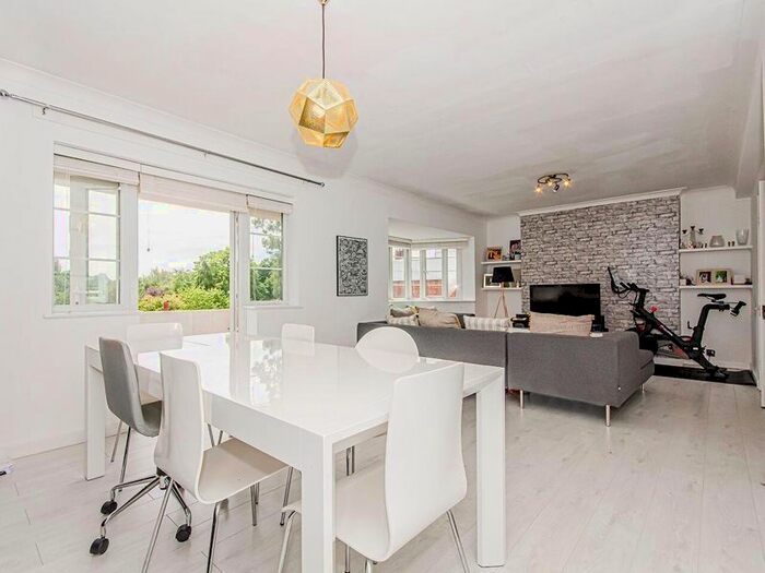 2 Bedroom Flat To Rent In Aylmer Road, London N2