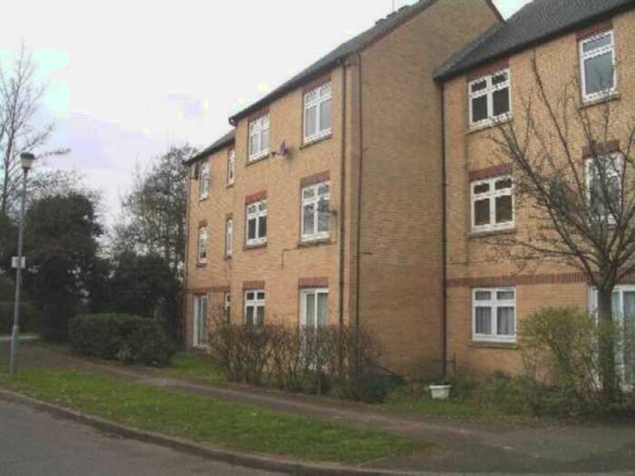 3 Bedroom Flat To Rent In Haltside, Hatfield, AL10