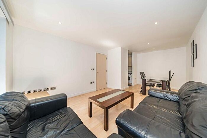 3 Bedroom Flat To Rent In Western Gateway, Royal Docks, E16