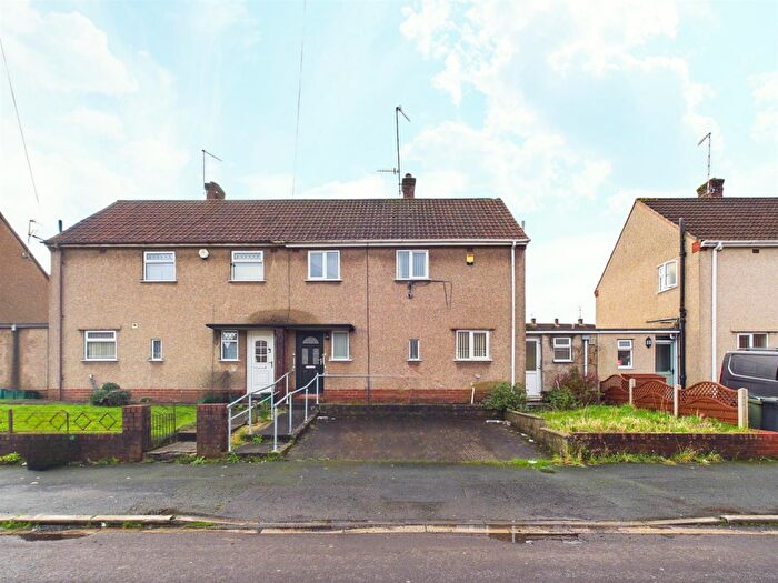 3 Bedroom Semi Detached House For Sale In Hunters Drive, Kingswood, Bristol, BS15