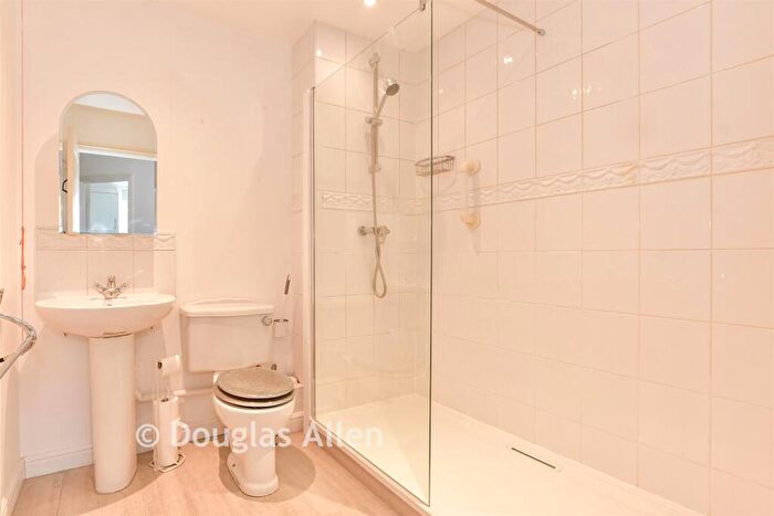 2 Bedroom Flat For Sale In Main Road, Gidea Park, Essex, RM2
