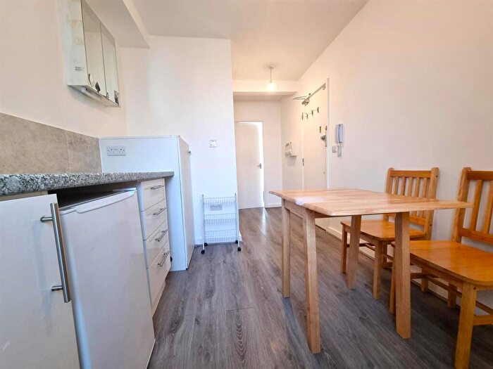 1 Bedroom Flat To Rent In Windmill Road, Gillingham, ME7