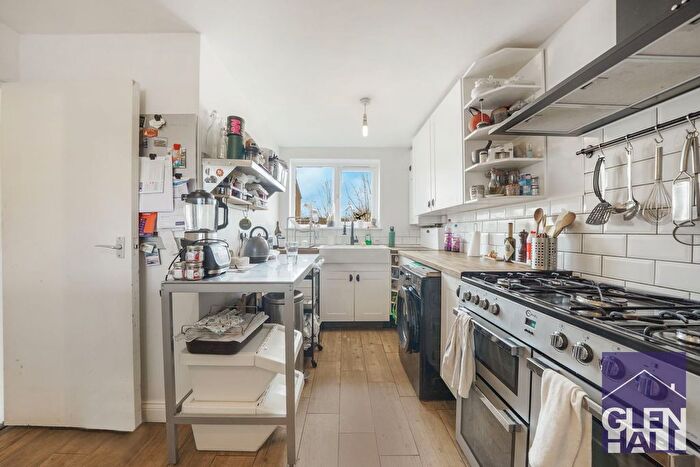 3 Bedroom Maisonette For Sale In High Road, London, N11