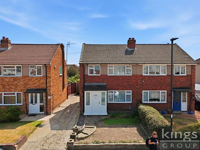 3 Bedroom Semi-Detached House For Sale In Holmesdale, Waltham Cross, EN8