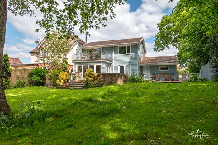 4 Bedroom Detached House For Sale In Alverstone Road, East Cowes, PO32