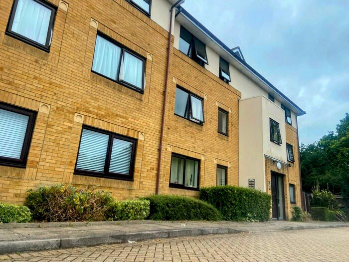 2 Bedroom Flat To Rent In Oasis Court, Chelmsford, CM2