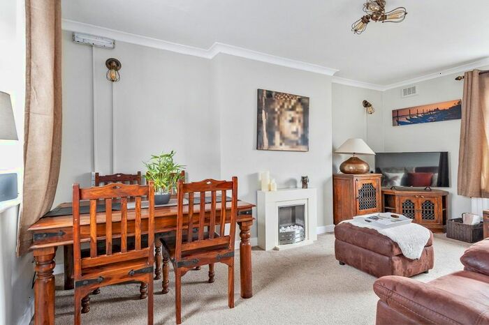2 Bedroom Flat To Rent In Cecil Court, Ryndleside, Scarborough, North Yorkshire, YO12