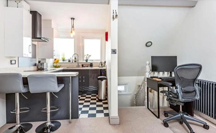 1 Bedroom Flat To Rent In Merton Road, London, SW18