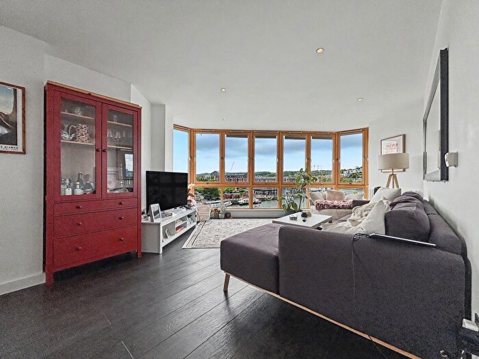 2 Bedroom Flat For Sale In The Crescent, Hannover Quay, Bristol, Gb, BS1