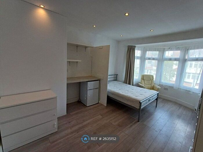 Studio To Rent In Lennox Gardens, London, NW10
