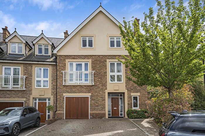 4 Bedroom Town House For Sale In Townsend Gate, Berkhamsted, HP4
