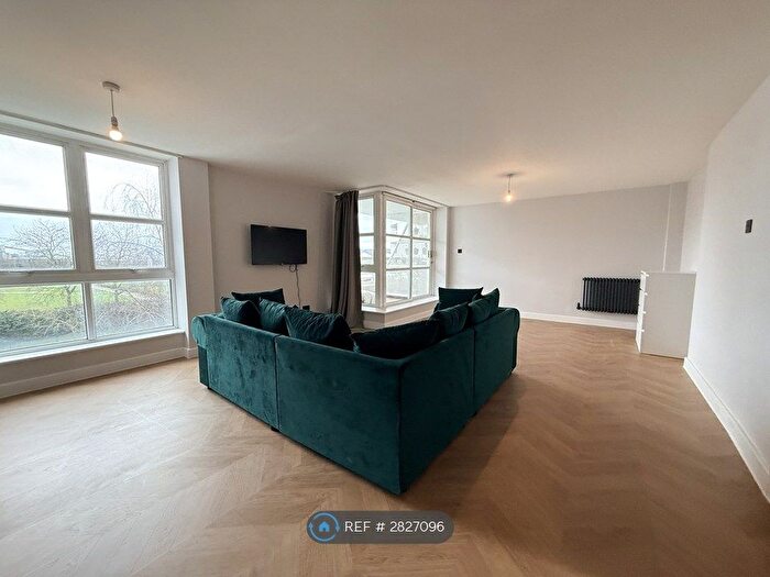 2 Bedroom Flat To Rent In Barrier Point Road, London, E16