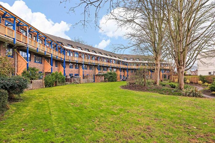2 Bedroom Flat For Sale In Grasmere Gardens, Cambridge, CB4