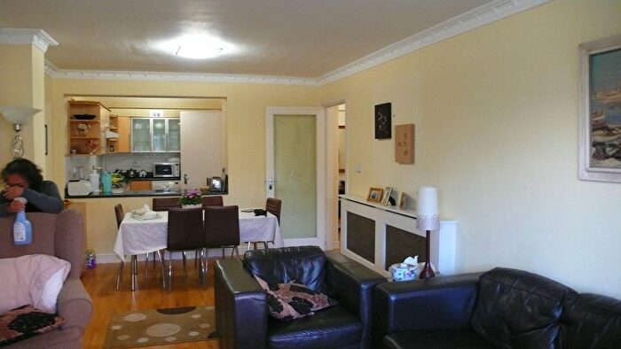 2 Bedroom Flat To Rent In Porchester Square, London, W2