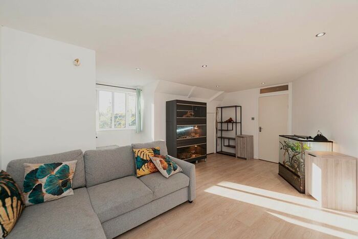 1 Bedroom Flat To Rent In Kingston Avenue, Leatherhead, KT22