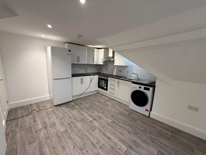 2 Bedroom Flat To Rent In Windsor Terrace, Penarth, CF64