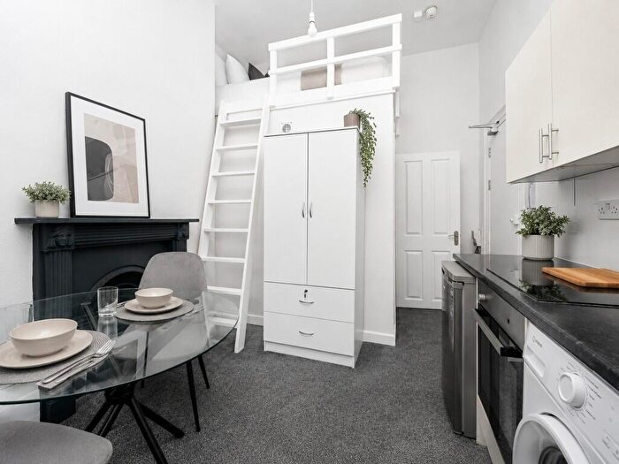 Studio To Rent In Flat -Oriental Place, BN1