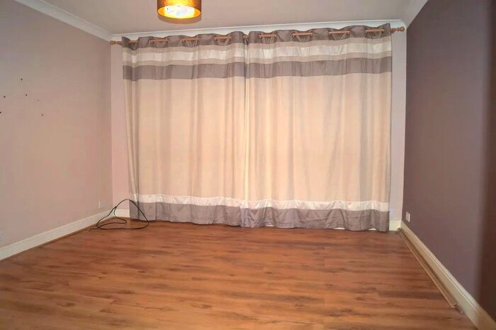 2 Bedroom Flat To Rent In Radley Court, Chigwell, IG7