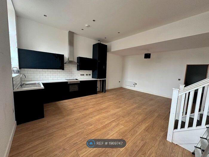 2 Bedroom Flat To Rent In Chapel Lane, Halifax, HX3