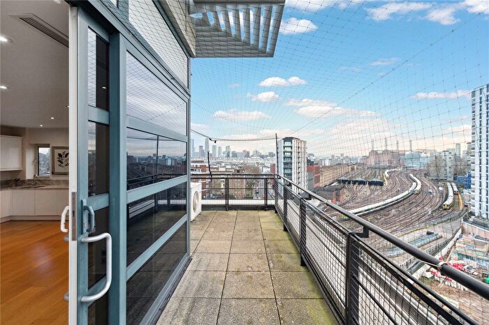 3 Bedroom Flat To Rent In Buckingham Palace Road, London, SW1W