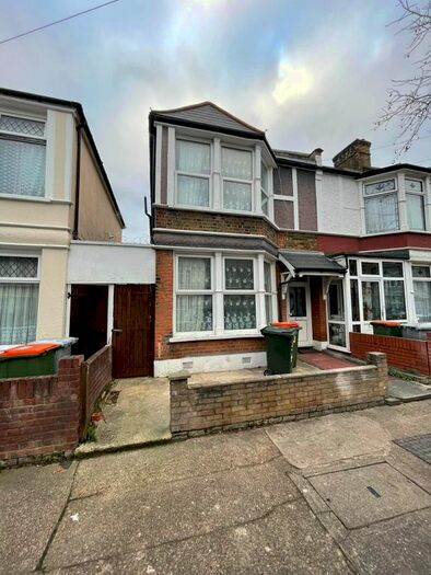 3 Bedroom Flat To Rent In Henniker Gardens, East Ham, E6