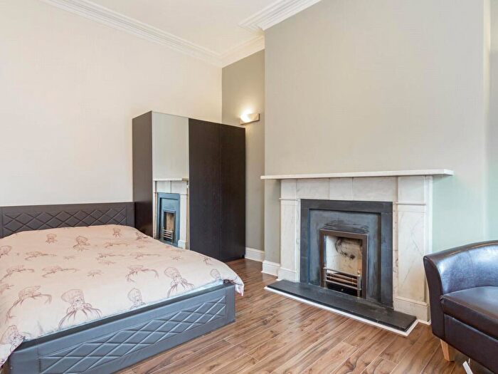 3 Bedroom Apartment To Rent In Apt, Queen Square #, LS2