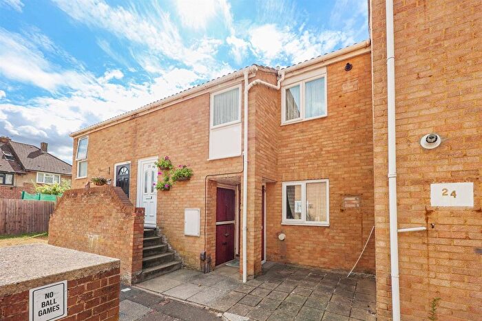 1 Bedroom Maisonette For Sale In Gainsborough Road, Hayes, UB4