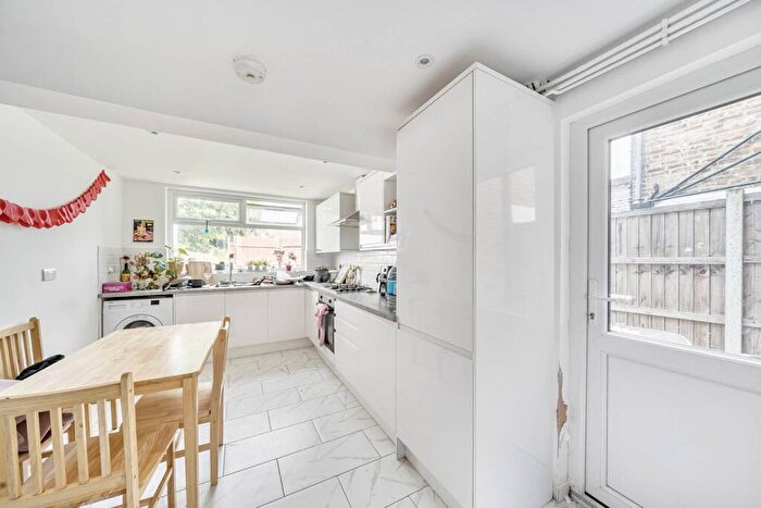 4 Bedroom Detached House To Rent In Ravenshurst Avenue, Hendon, London, NW4