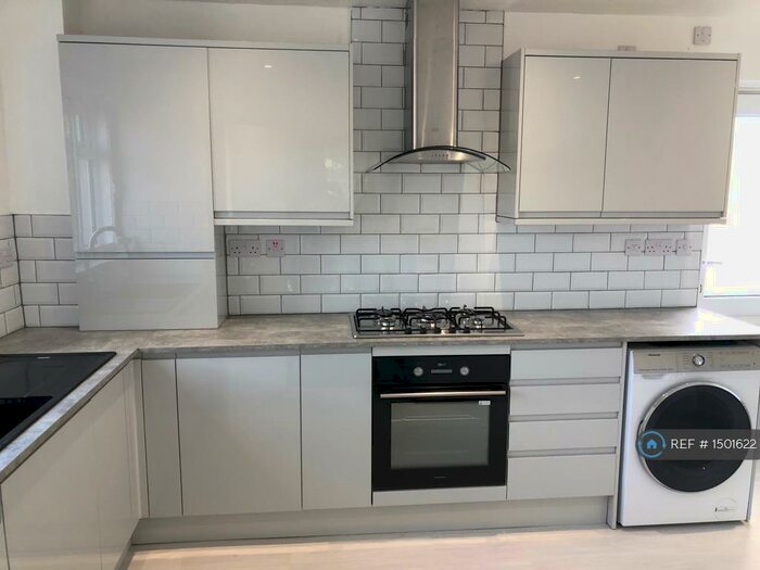 2 Bedroom Flat To Rent In St. Davids Close, Iver, SL0