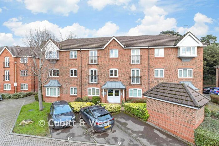 2 Bedroom Flat For Sale In Kingsfield Way, Redhill, Surrey, RH1