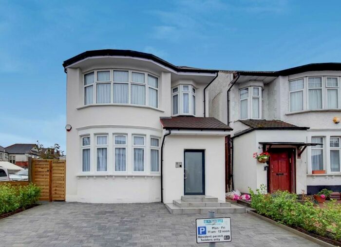 3 Bedroom Flat To Rent In London, London, NW11