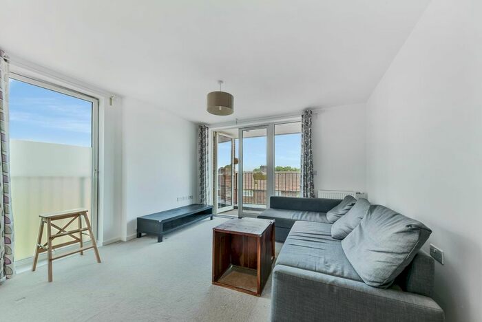 2 Bedroom Flat To Rent In Florian Court, Canning Town, London, E16