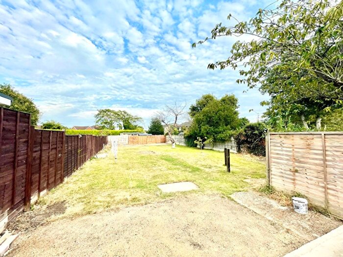 2 Bedroom Maisonette To Rent In Loddon Bridge Road, Woodley, Berkshire, RG5