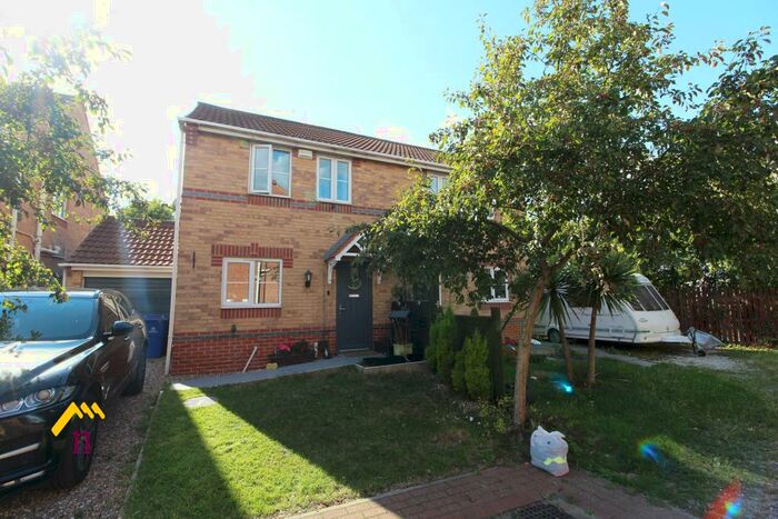 3 Bedroom Semi-Detached House To Rent In Queens Park, Edlington, DN12