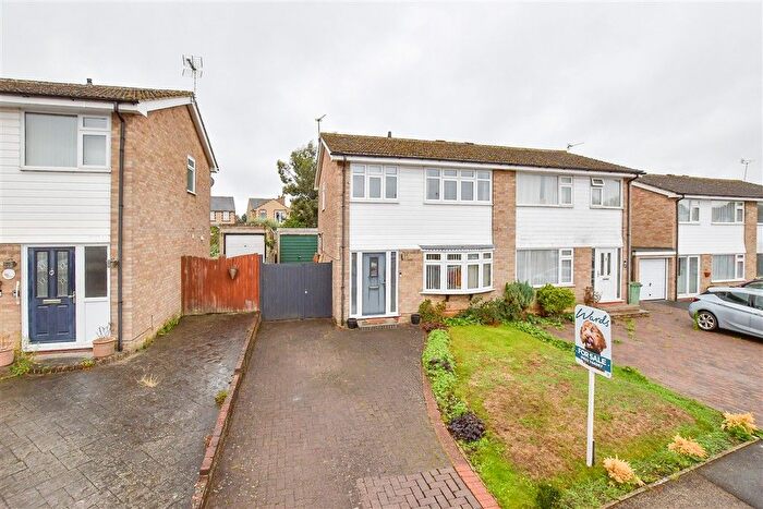 3 Bedroom Semi-detached House For Sale In Northleigh Close, Maidstone, Kent, ME15