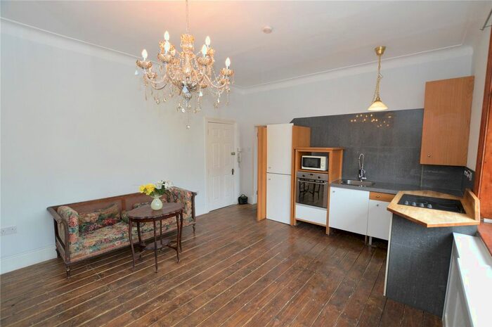 1 Bedroom Flat To Rent In Gleneldon Road, London, SW16