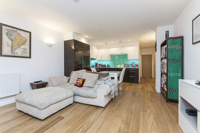 2 Bedroom Apartment To Rent In Valerio Mews, London, N1