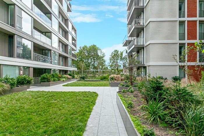 Flat To Rent In Gartons Way, SW11