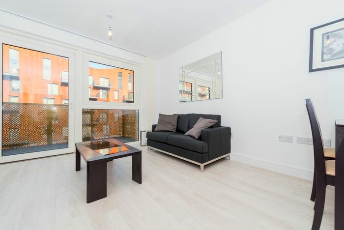 1 Bedroom Flat To Rent In Copenhagen Court, Greenland Place, Surrey Quays, SE8