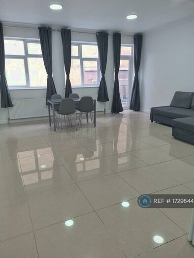 3 Bedroom Flat To Rent In White Chapel Road, London, E1