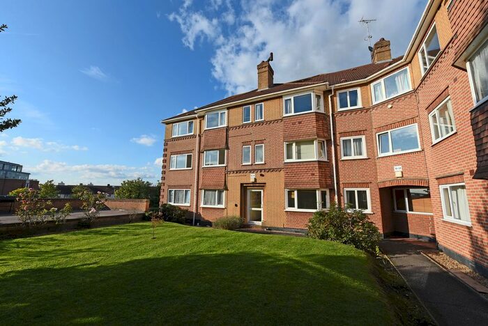 2 Bedroom Flat To Rent In South Bank, Surbiton, KT6