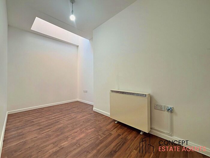 3 Bedroom Flat To Rent In London Road, Mitcham, Surrey, CR4